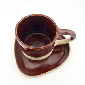 Zestaw Ceramiczny „Bordowa Elegancja” – Kubek 300 ml + Trójkątny Talerzyk